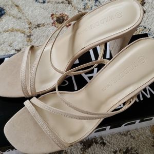 V strap nude/natural heel sz 9